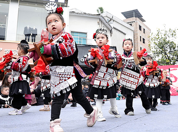 贵州施秉:幼儿“两龙”舞县城 演绎“灯会”迎新年(图3)