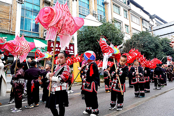 贵州施秉:幼儿“两龙”舞县城 演绎“灯会”迎新年(图1)