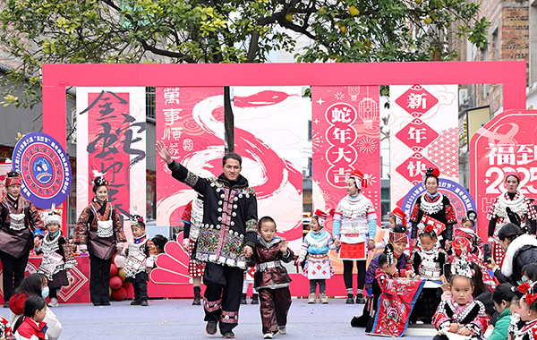 贵州施秉:幼儿“两龙”舞县城 演绎“灯会”迎新年(图4)