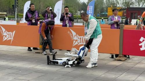 揭秘全球第一场人形机器人马拉松|前线(图3)