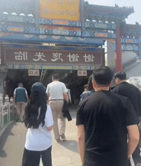 小玥儿在北京第一个生日全家人都陪她爷爷买宠物花钱不心疼(图1)