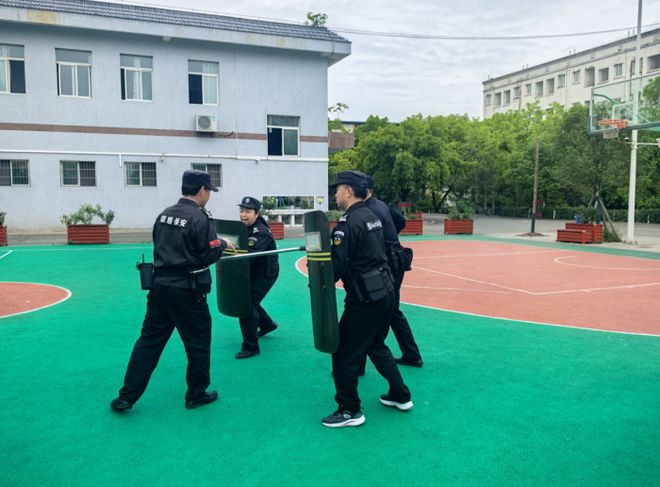 “我为学校办实事”——荣昌公安携手爱心企业助力学生学习(图1)