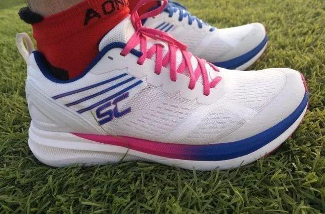 危险！别让孩子穿这种鞋上体育课危害之大你想象不到(图2)