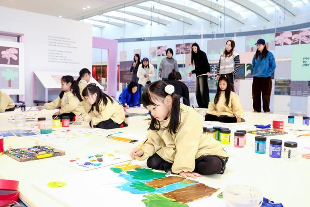 六一儿童节这些小朋友穿着自己设计的衣服走秀(图4)