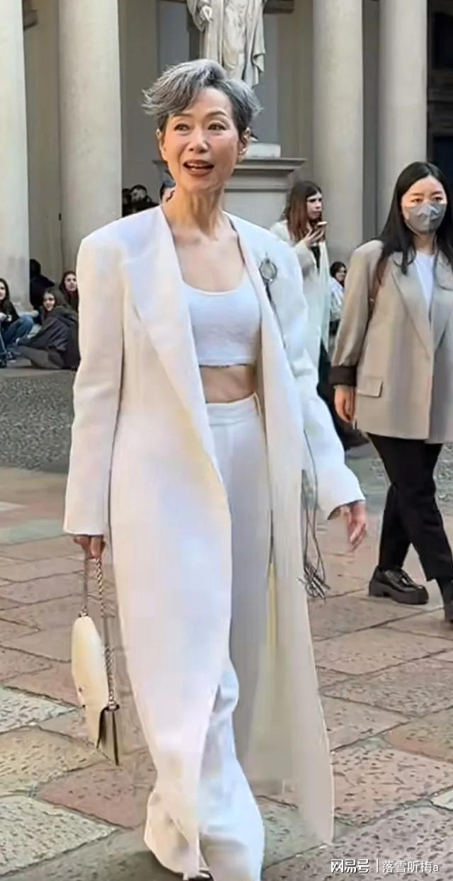 米兰时装周：舒淇好美叶童秀腹肌男团成员像小孩穿爸爸衣服(图6)