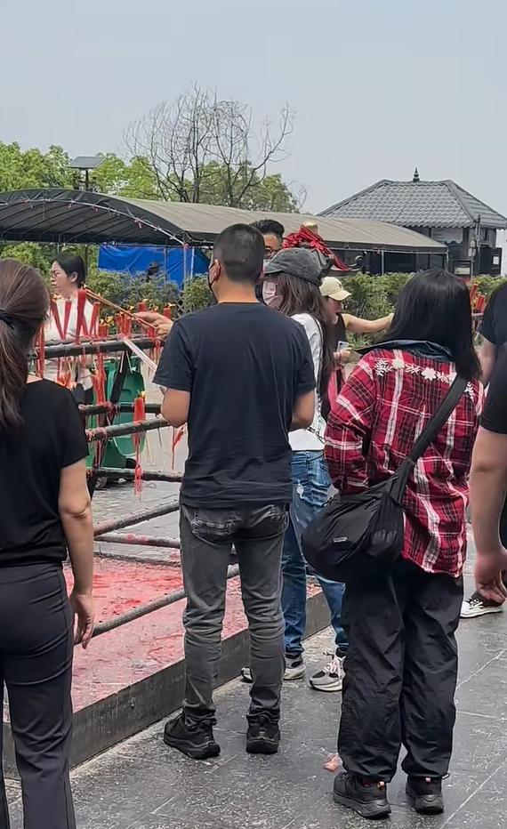 55岁莫文蔚在重庆烧香又瘦又高老得太快外籍老公倒是很年轻(图3)