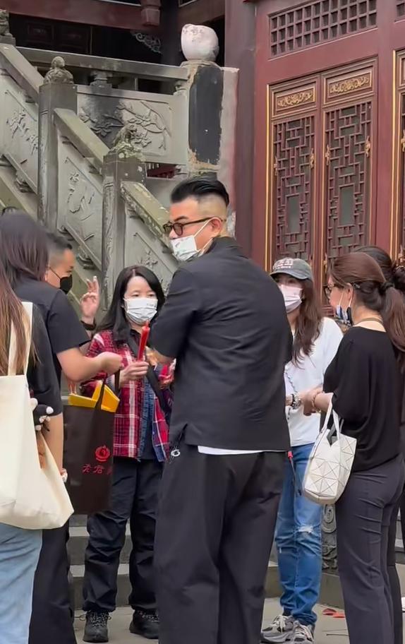 55岁莫文蔚在重庆烧香又瘦又高老得太快外籍老公倒是很年轻(图6)