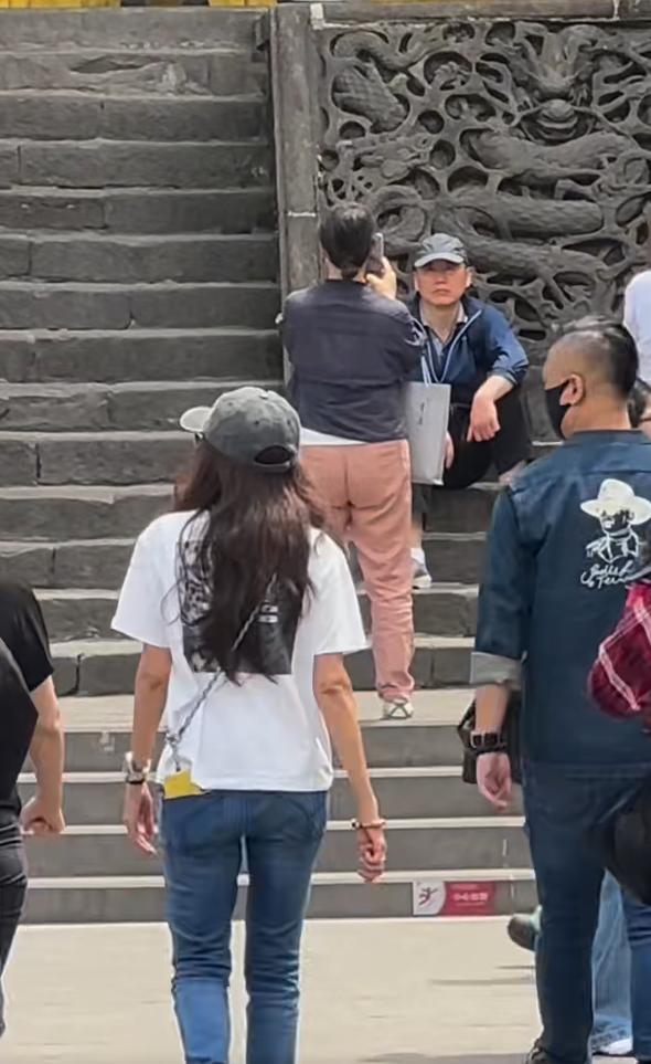 55岁莫文蔚在重庆烧香又瘦又高老得太快外籍老公倒是很年轻(图5)