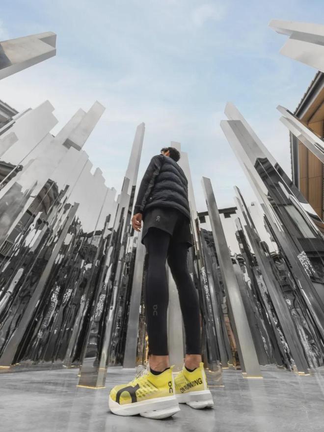 运动品牌正在开大店大过奢侈品店(图2)