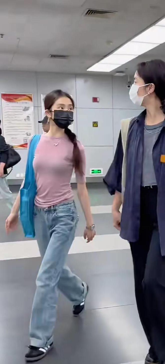 19岁黄多多留学归来穿紧身衣又美又瘦真洋气个子比妈妈矮太多(图1)