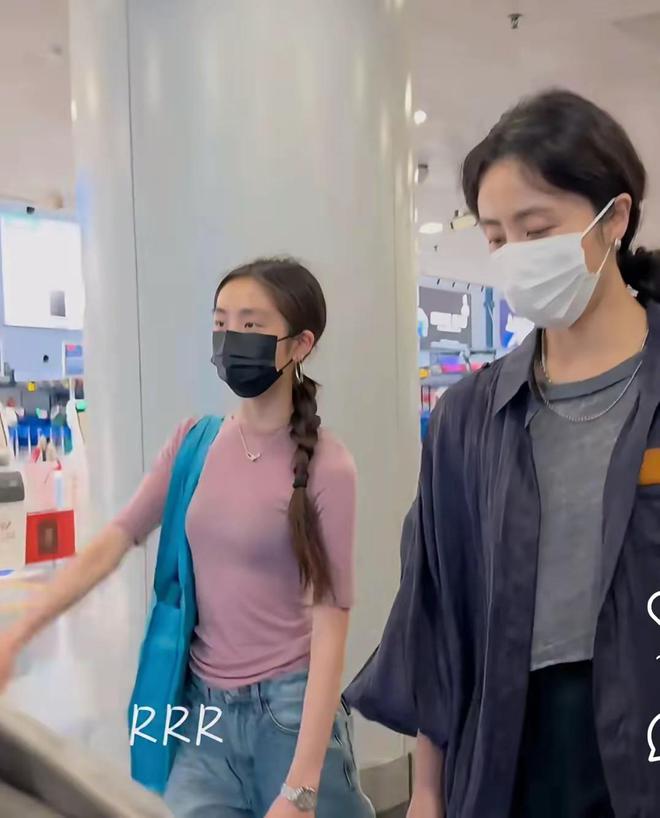 19岁黄多多留学归来穿紧身衣又美又瘦真洋气个子比妈妈矮太多(图3)