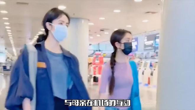 19岁黄多多留学归来穿紧身衣又美又瘦真洋气个子比妈妈矮太多(图4)