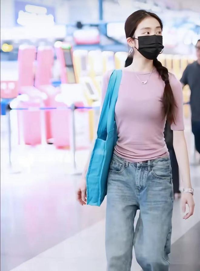 19岁黄多多留学归来穿紧身衣又美又瘦真洋气个子比妈妈矮太多(图9)