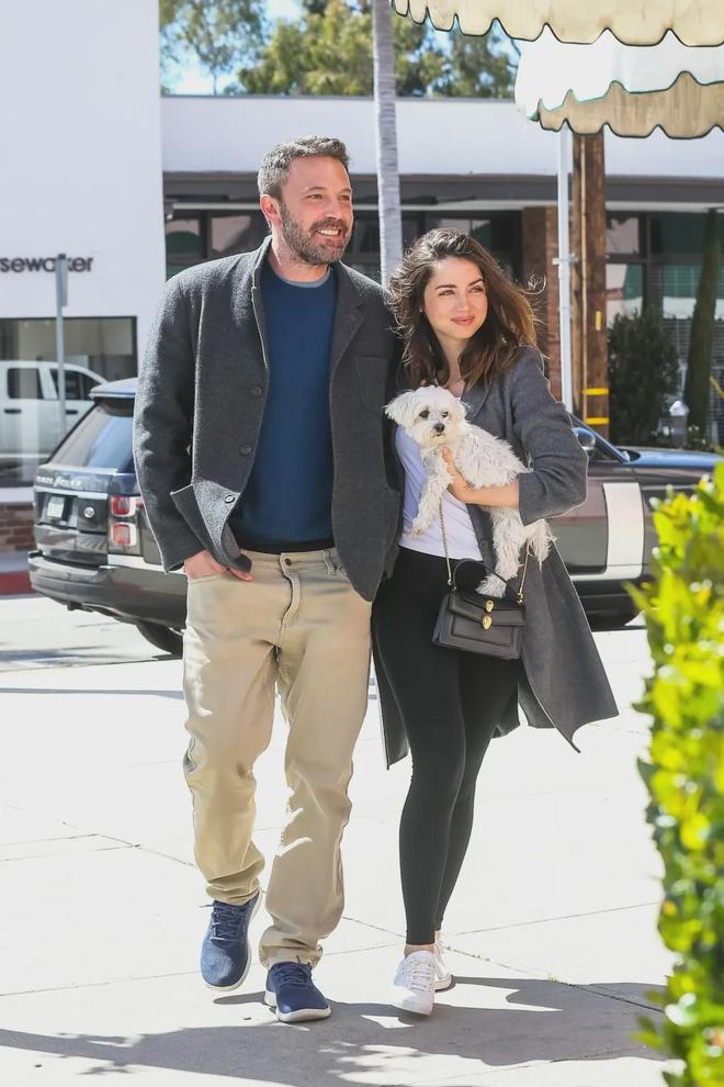 63岁阿汤哥牵手37岁“邦女郎”忘年恋曝光！一个动作引全网争议(图20)