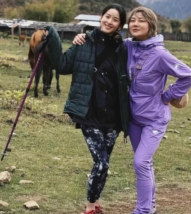 章泽天在意大利登山背双肩包哪像31岁孩子妈扎高马尾太显嫩了(图1)