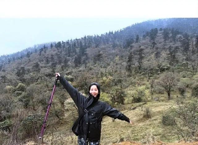 章泽天在意大利登山背双肩包哪像31岁孩子妈扎高马尾太显嫩了(图4)