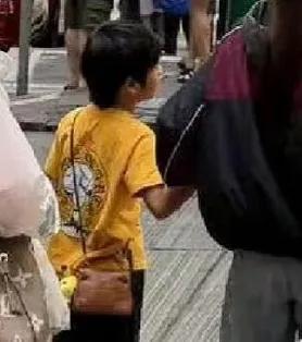 杨颖带儿子香港逛街8岁小海绵牵着妈妈的手很依赖 外婆拎LV同行(图3)