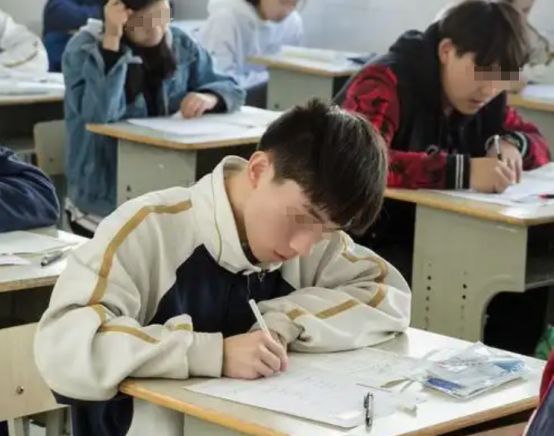 高考680分表弟嘲讽我废物我笑着掏出彩票:真巧我中了六千八百万(图1)