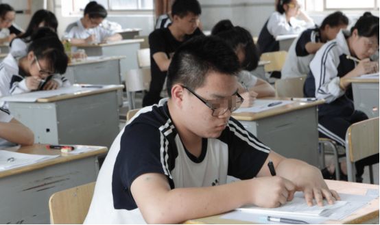 高考680分表弟嘲讽我废物我笑着掏出彩票:真巧我中了六千八百万(图2)