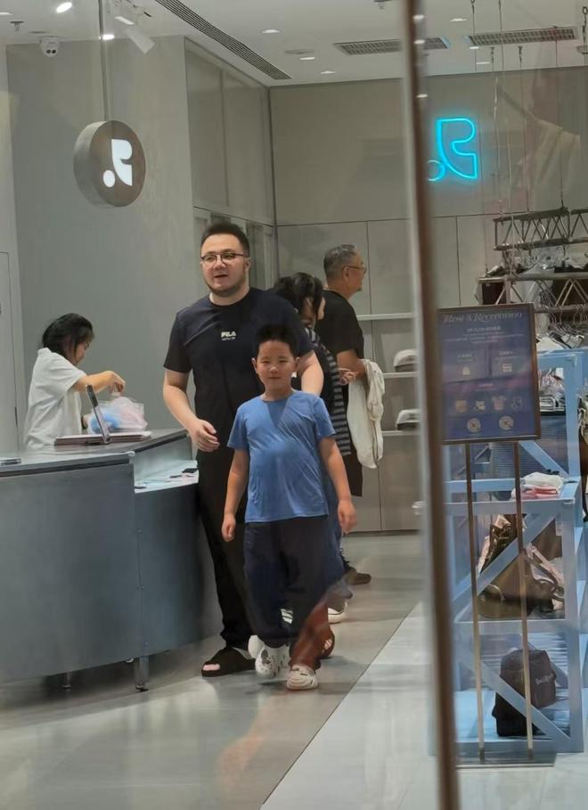 一家和睦？宋丹丹和儿媳王博谷逛街照爆出她们好得跟闺蜜似的！(图3)