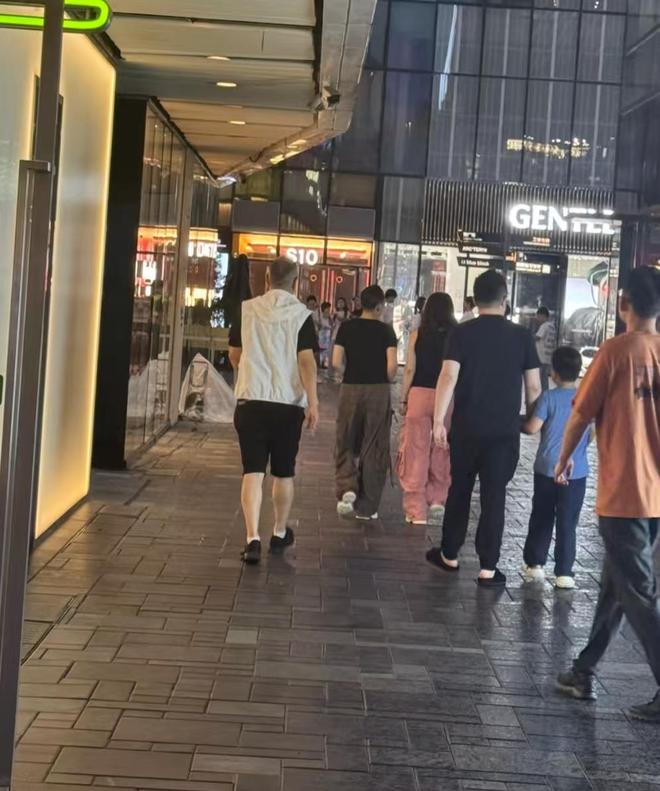 一家和睦？宋丹丹和儿媳王博谷逛街照爆出她们好得跟闺蜜似的！(图2)