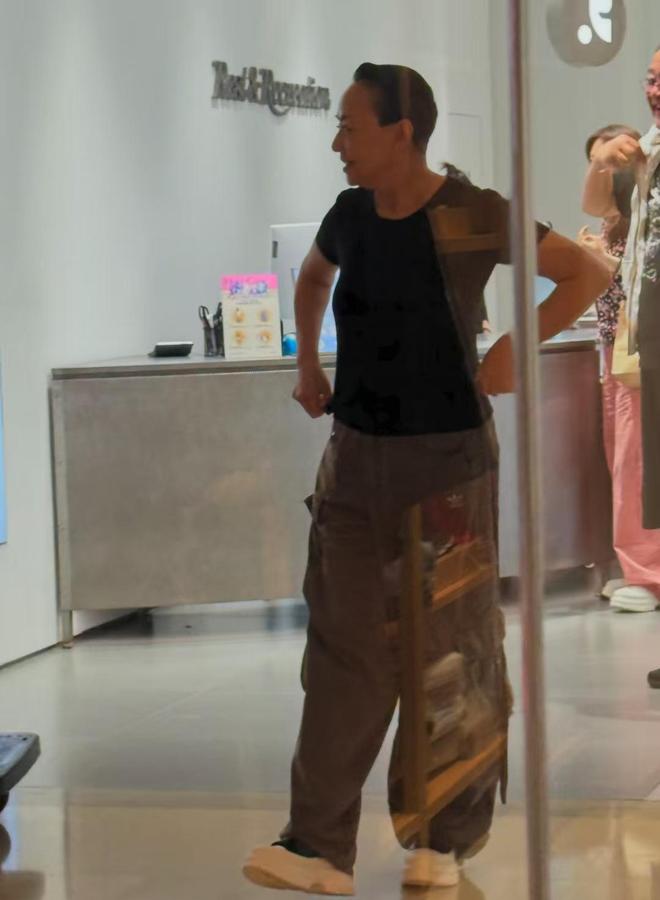 一家和睦？宋丹丹和儿媳王博谷逛街照爆出她们好得跟闺蜜似的！(图5)