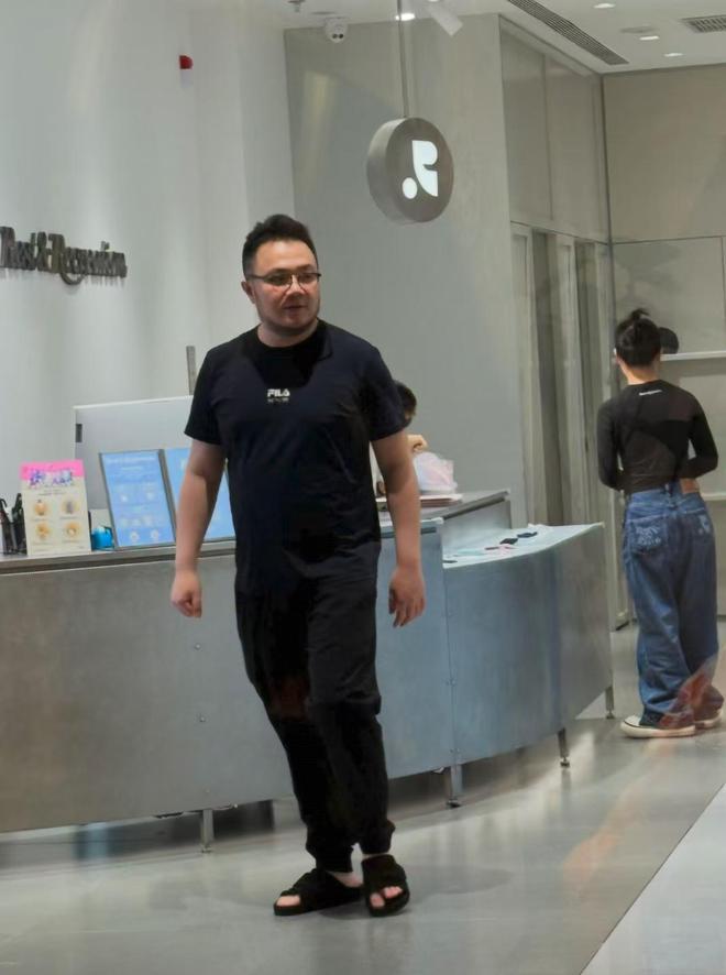 一家和睦？宋丹丹和儿媳王博谷逛街照爆出她们好得跟闺蜜似的！(图4)