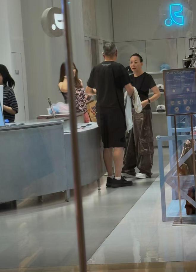 一家和睦？宋丹丹和儿媳王博谷逛街照爆出她们好得跟闺蜜似的！(图6)