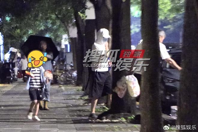 葛优携儿子外出吃饭小61岁儿子全身照曝光父子同框温情满满(图2)