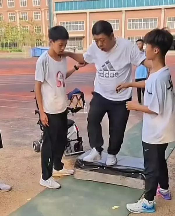 56岁鞍山教师裴吉阳离世：出院5天返岗一件皮衣穿了25年(图5)