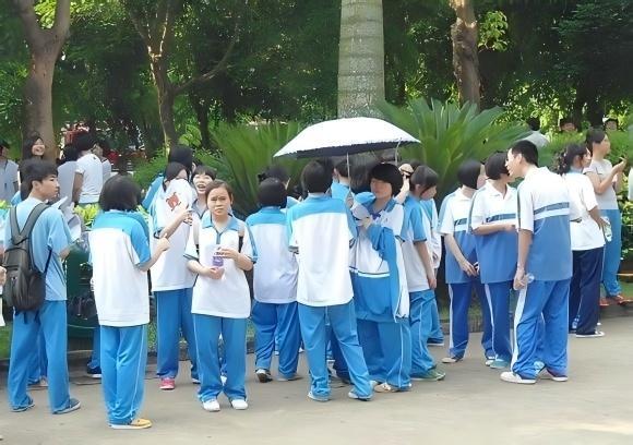 “丑校服” 再引争议：何时校服成为校园 “亮丽名片”？(图2)