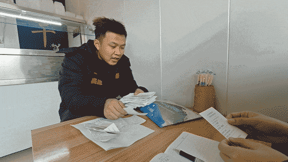 “为女还债”的他刷屏了！组建“抗癌爸爸”外卖大队直播俯卧撑筹钱看哭全网！(图3)