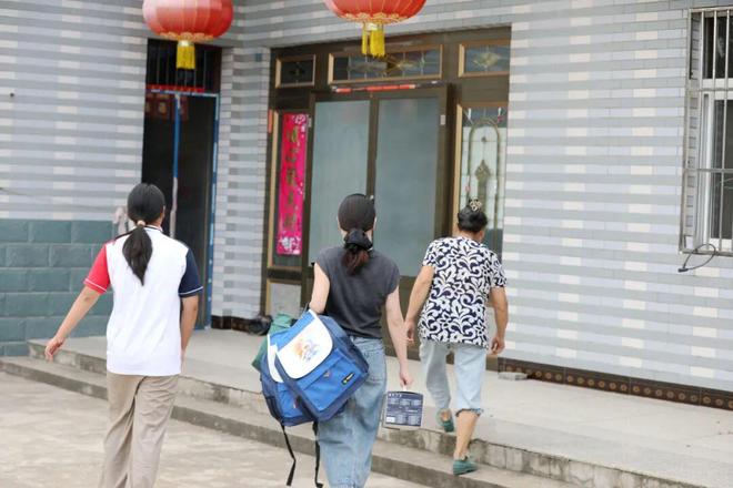 家访慰问困难学生爱心行动传递温暖力量(图1)