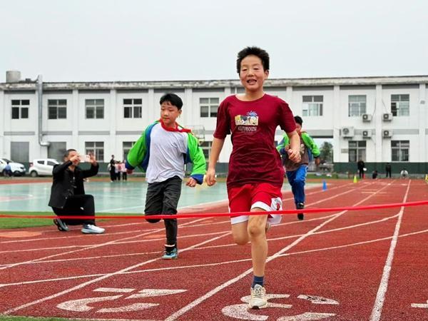 汉滨区五里镇团结小学举办2025年秋季趣味运动会(图2)