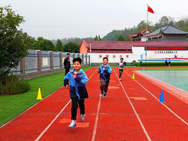 汉滨区五里镇团结小学举办2025年秋季趣味运动会(图3)