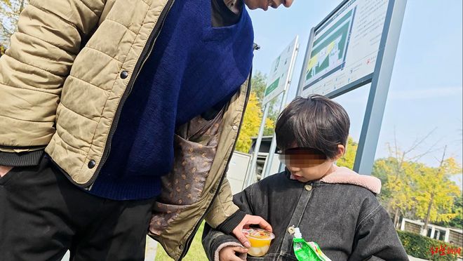 现场走访“女孩寒冬穿拖鞋捡食”一家：还有一个4岁妹妹当地正为两个孩子联系学校求真(图3)
