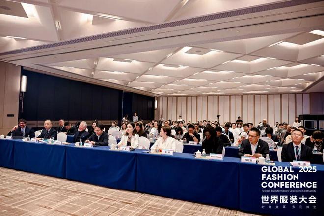 时尚破圈价值共振！2025世界服装大会·时尚创意发布在虎门成功举办(图2)
