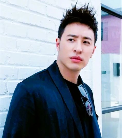 潘玮柏带家人度假同款穿搭画面好温馨(图1)