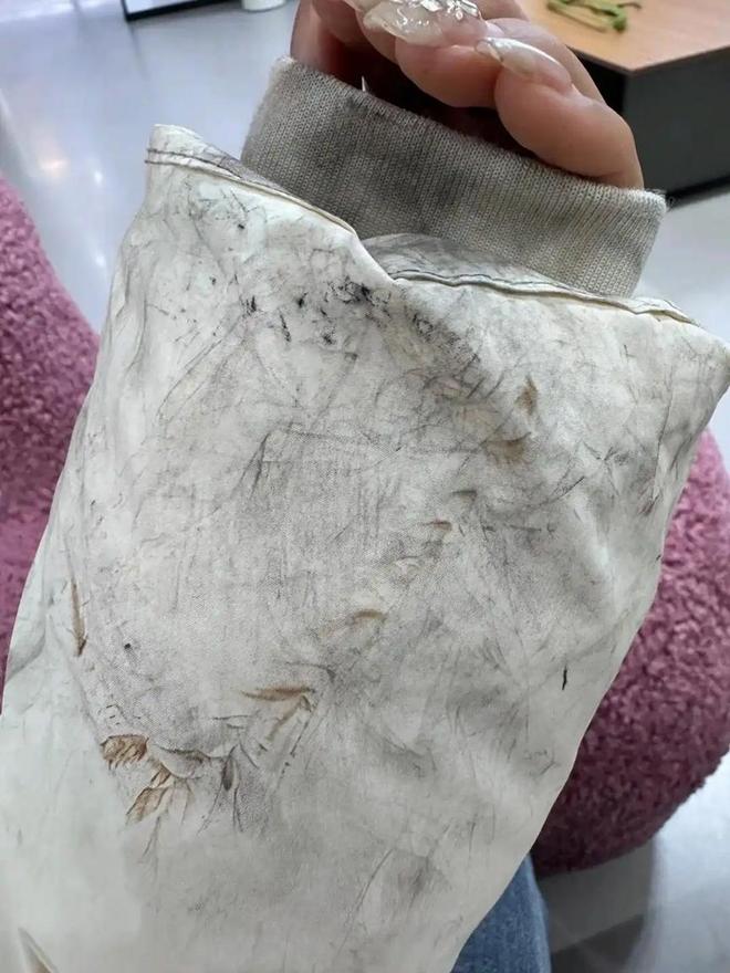 普通家庭的孩子不配穿浅色羽绒服？背后的心酸谁懂(图4)