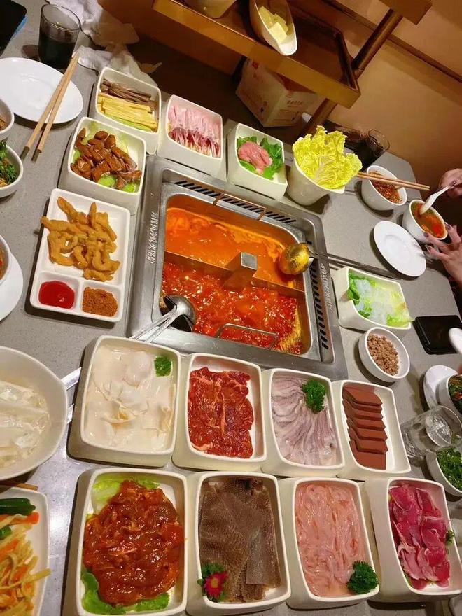 一顿217元的火锅：你嘲笑的“穷装”是他给孩子最后的体面(图3)