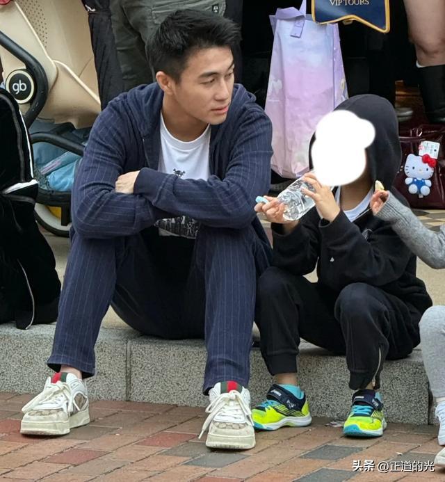 何猷君独自陪娃去香港迪士尼过周末坐在路边揽着一儿一女太接地气(图2)