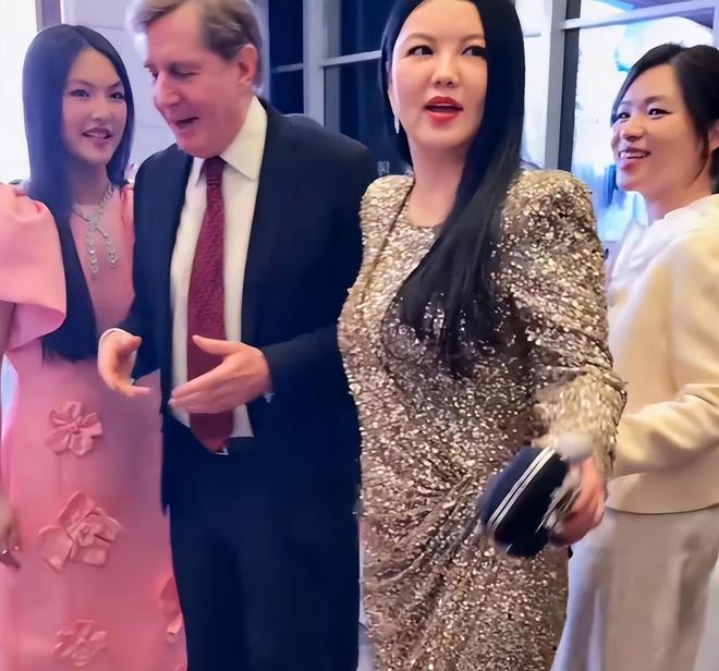 李湘为女铺路太过带16岁王诗龄硬往何超琼霍启刚等大佬圈层挤(图9)